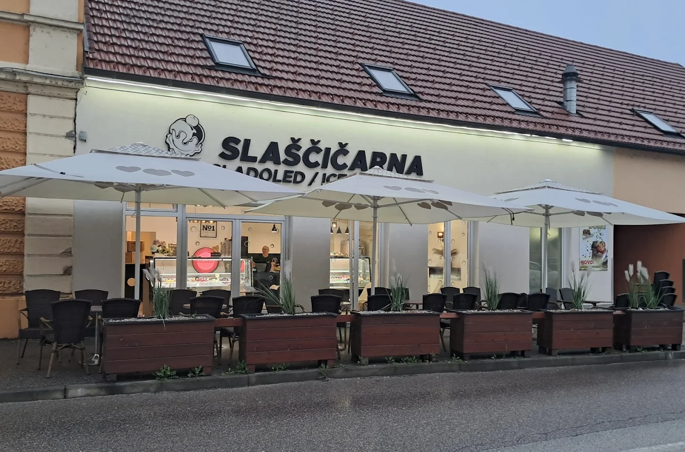 Notranjost slastičarne Dzabir